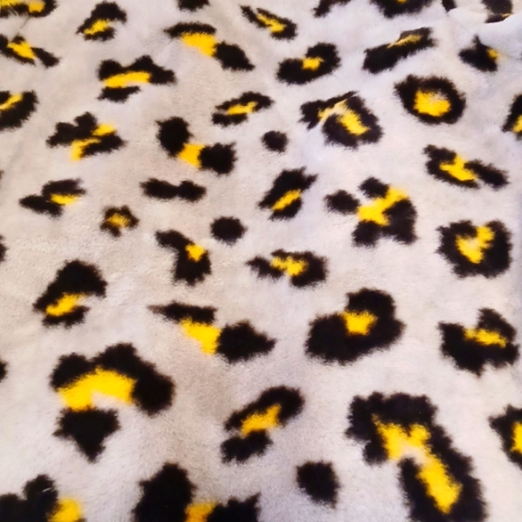 5⭐️s! Striking, SOFT, and fluffy, open-front Teddy bear style jacket - Picture 5 of 9